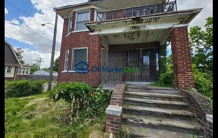 Off-market multi family in Detroit, Michigan — 6 beds, 2 baths, $57,300 — photo 2 of 8