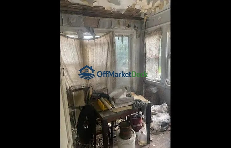 Off-market multi family in Detroit, Michigan — 6 beds, 2 baths, $57,300 — photo 5 of 8