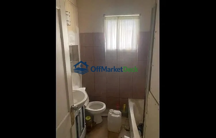 Off-market multi family in Detroit, Michigan — 6 beds, 2 baths, $57,300 — photo 6 of 8