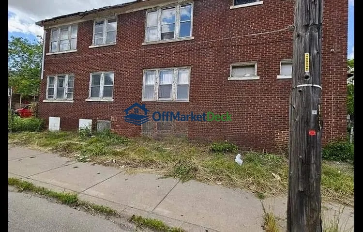 Off-market multi family in Detroit, Michigan — 6 beds, 2 baths, $57,300 — photo 3 of 8