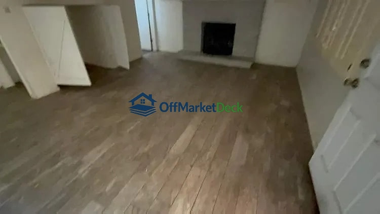 Off-market house in Phoenix, Arizona — 3 beds, 2 baths, $282,000 — photo 3 of 8