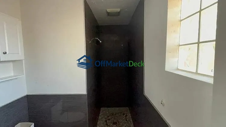 Off-market house in Phoenix, Arizona — 3 beds, 2 baths, $282,000 — photo 6 of 8