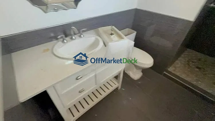 Off-market house in Phoenix, Arizona — 3 beds, 2 baths, $282,000 — photo 5 of 8