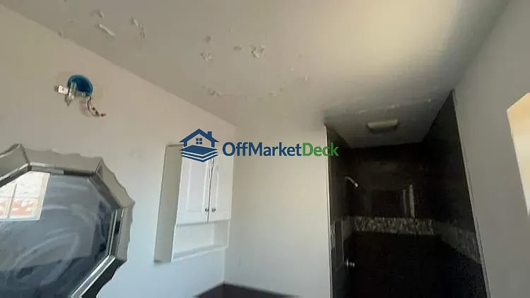 Off-market house in Phoenix, Arizona — 3 beds, 2 baths, $282,000 — photo 8 of 8