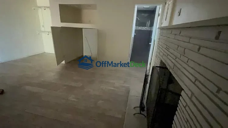 Off-market house in Phoenix, Arizona — 3 beds, 2 baths, $282,000 — photo 4 of 8