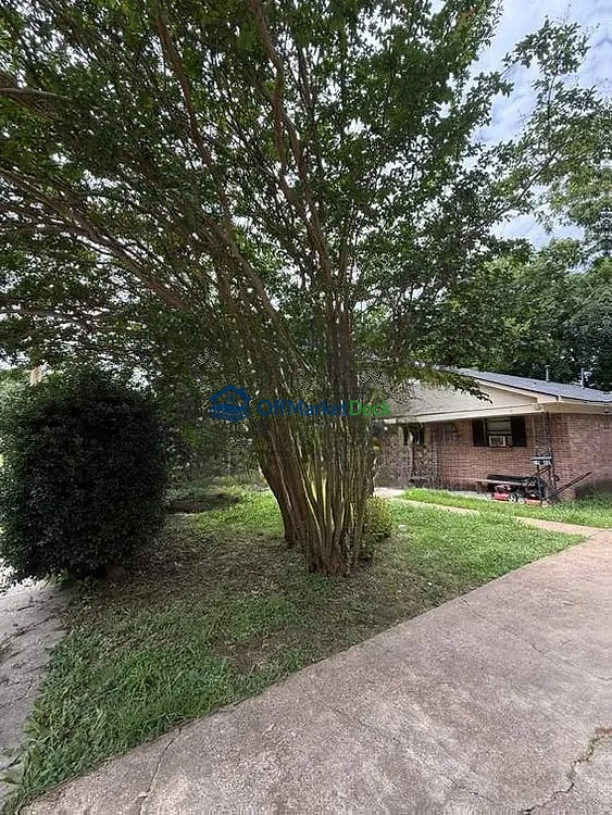 Off-market house in Memphis, Tennessee — 3 beds, 1 bath, $139,900 — photo 2 of 8