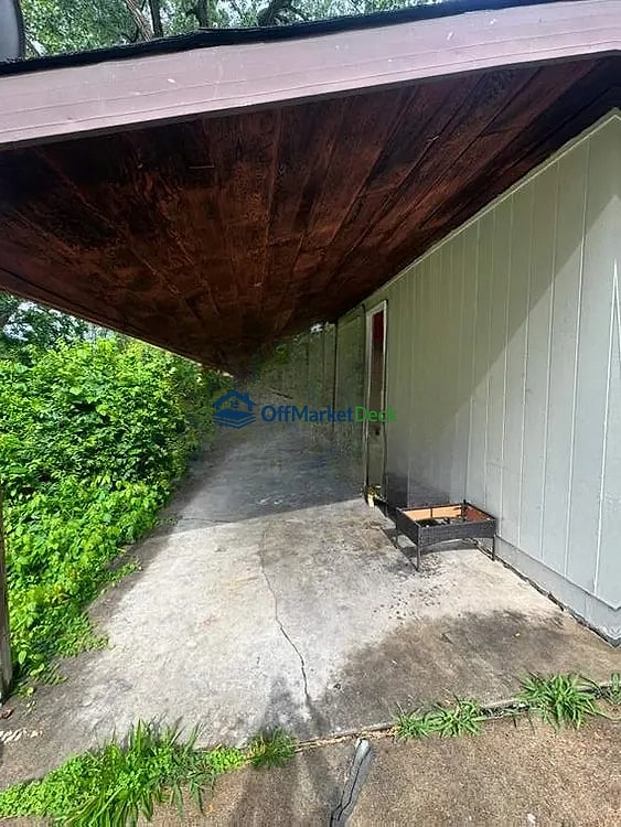 Off-market house in St. Louis, Missouri — 2 beds, 1 bath, $39,000 — photo 3 of 8