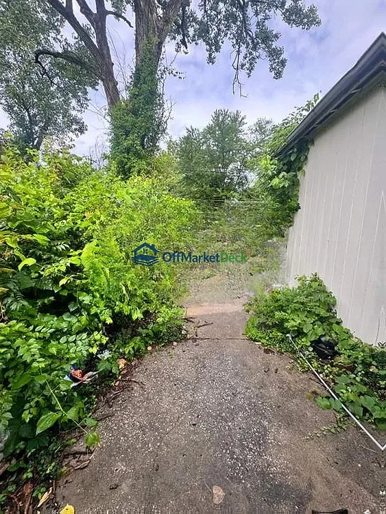 Off-market house in St. Louis, Missouri — 2 beds, 1 bath, $39,000 — photo 7 of 8