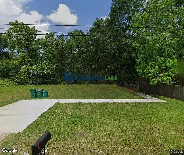 Off-market house in Conroe, Texas — 2 beds, 2 baths, $99,900 — photo 2 of 3