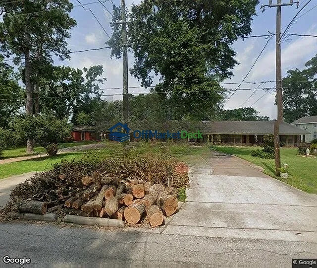 Off-market house in Houston, Texas — 3 beds, 2 baths, $225,000 — photo 2 of 3