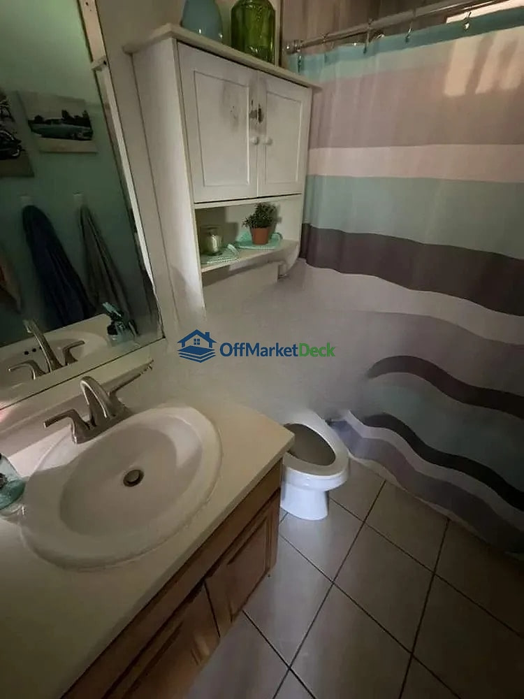 Off-market house in Arvada, Colorado — 4 beds, 2 baths, $499,000 — photo 5 of 8