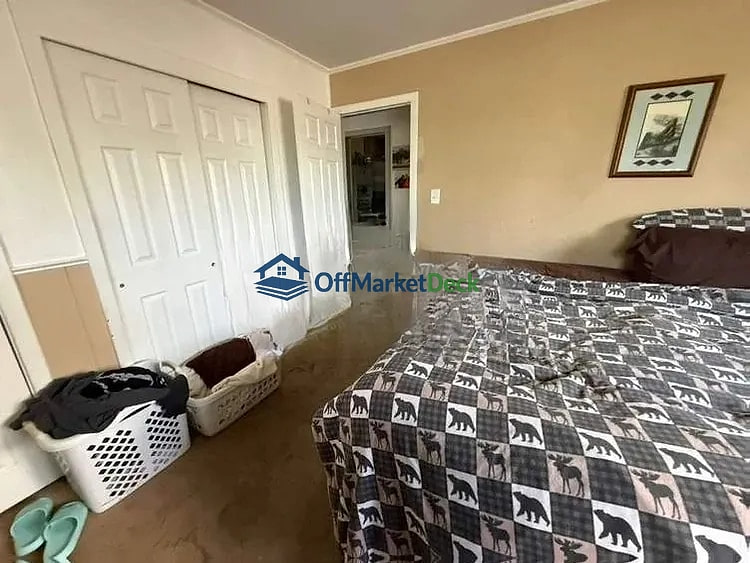 Off-market house in Arvada, Colorado — 4 beds, 2 baths, $499,000 — photo 6 of 8