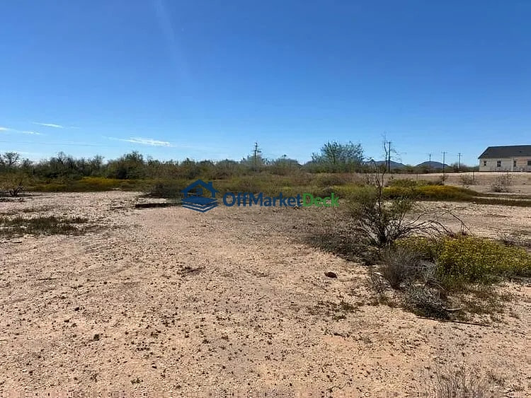 Off-market house in Tonopah, Arizona — 3 beds, 2 baths, $185,000 — photo 3 of 8