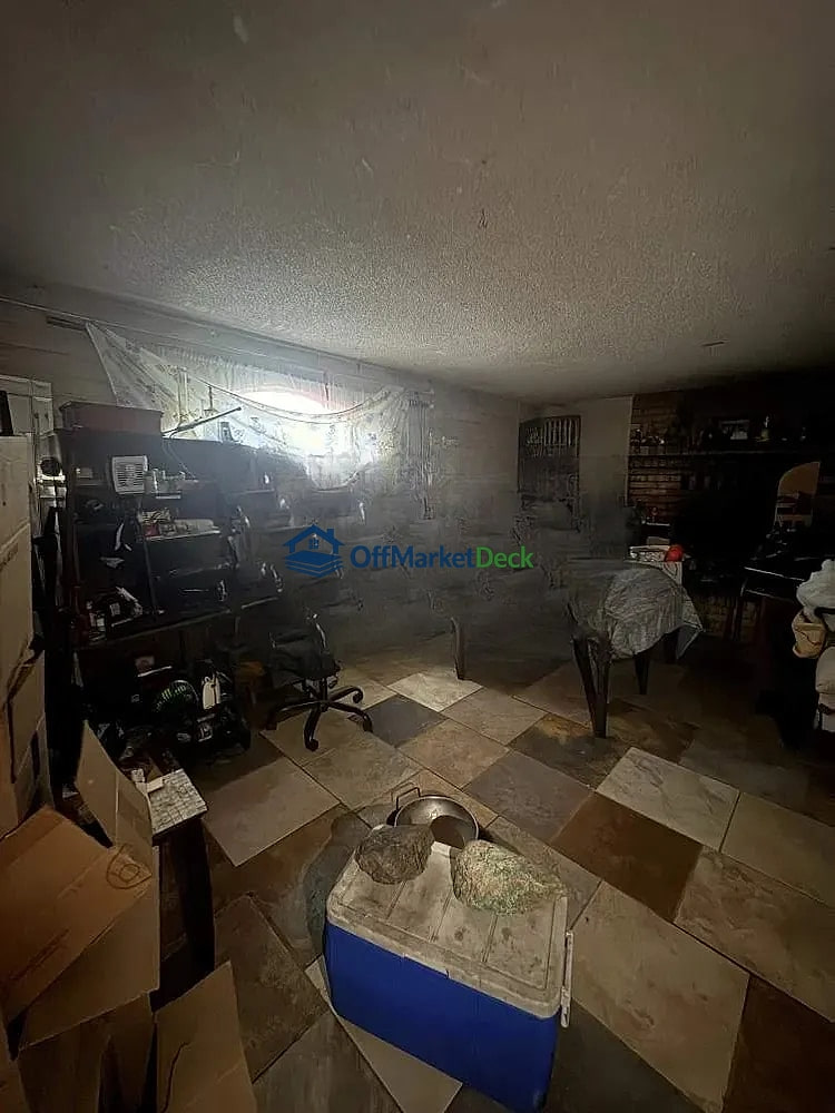 Off-market house in Tucson, Arizona — 3 beds, 2 baths, $200,000 — photo 2 of 8