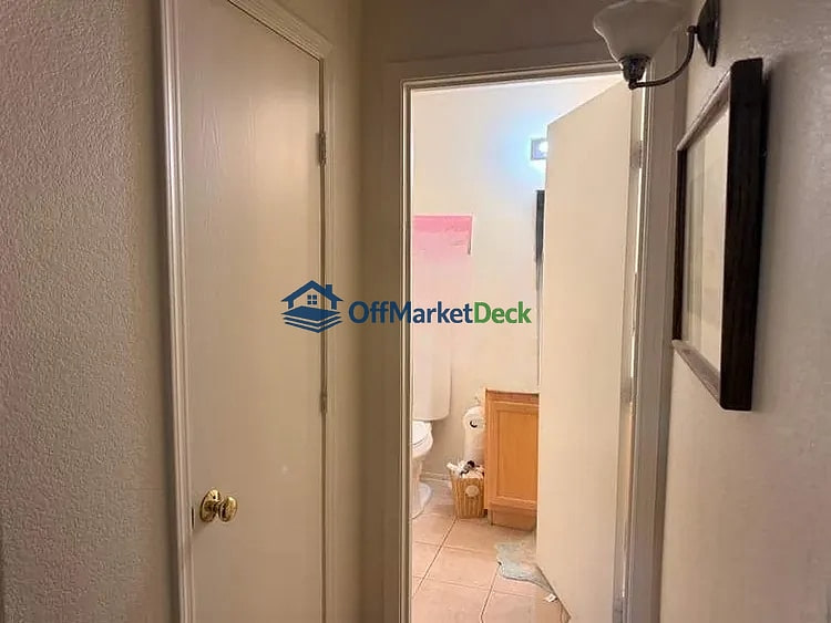 Off-market house in San Tan Valley, Arizona — 3 beds, 2.5 baths, $282,400 — photo 5 of 8