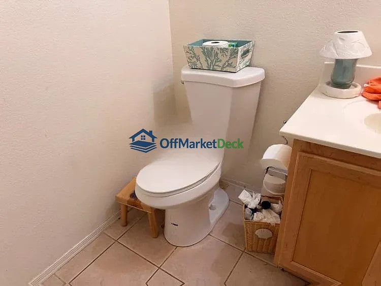 Off-market house in San Tan Valley, Arizona — 3 beds, 2.5 baths, $282,400 — photo 6 of 8