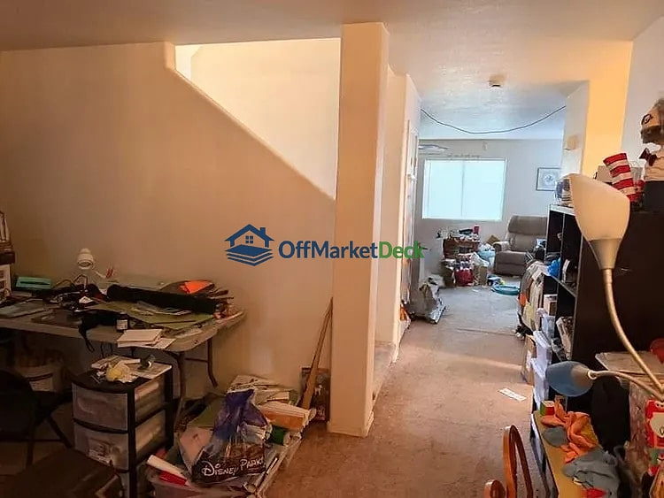 Off-market house in San Tan Valley, Arizona — 3 beds, 2.5 baths, $282,400 — photo 2 of 8