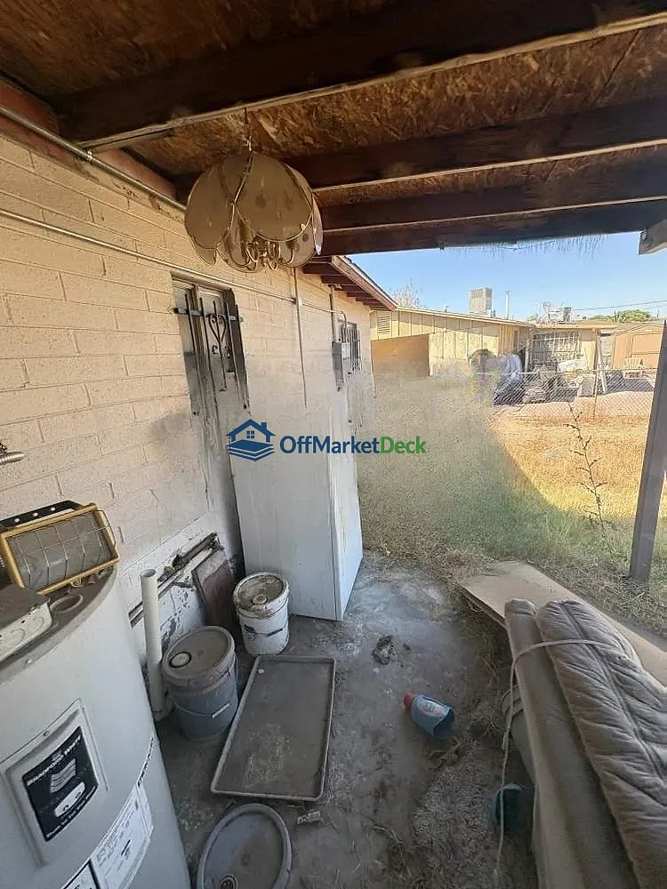 Off-market house in Phoenix, Arizona — 3 beds, 1 bath, $215,000 — photo 8 of 8