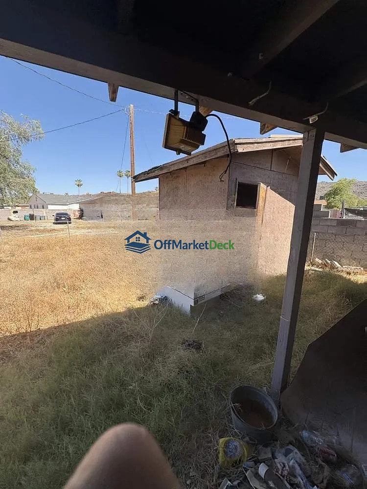 Off-market house in Phoenix, Arizona — 3 beds, 1 bath, $215,000 — photo 7 of 8