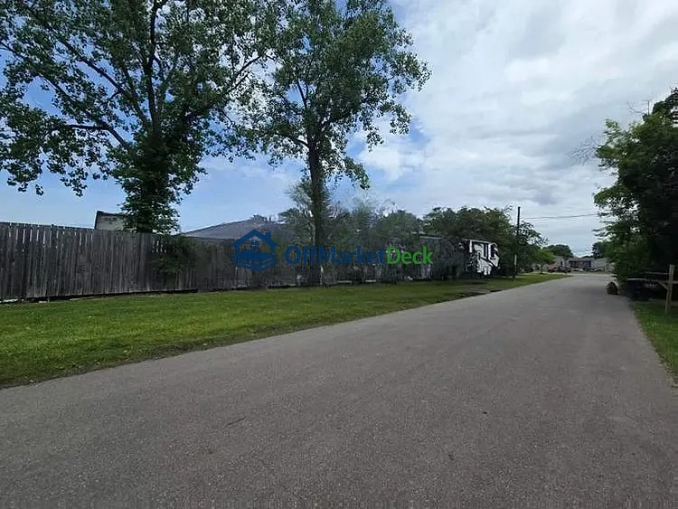 Off-market house in Taylor, Michigan — 3 beds, 1 bath, $99,000 — photo 4 of 8