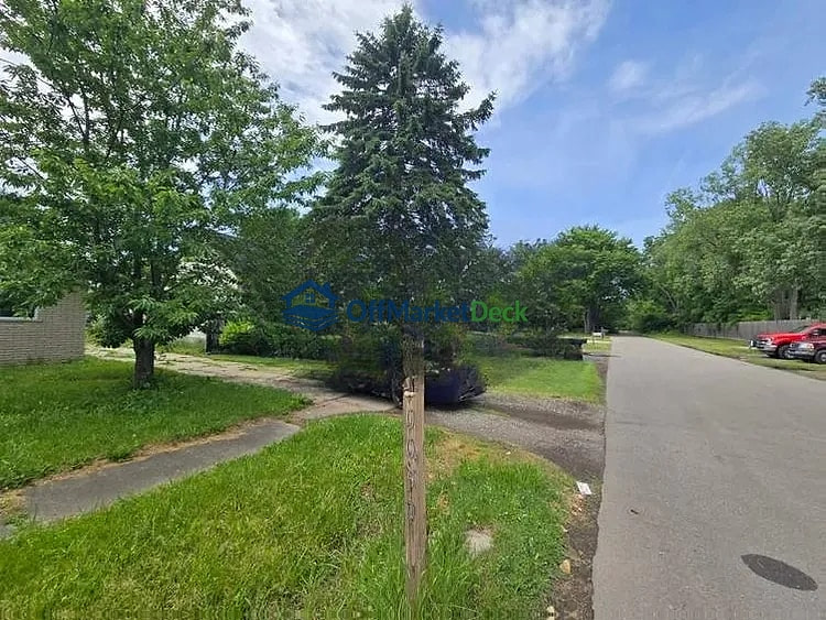 Off-market house in Taylor, Michigan — 3 beds, 1 bath, $99,000 — photo 2 of 8