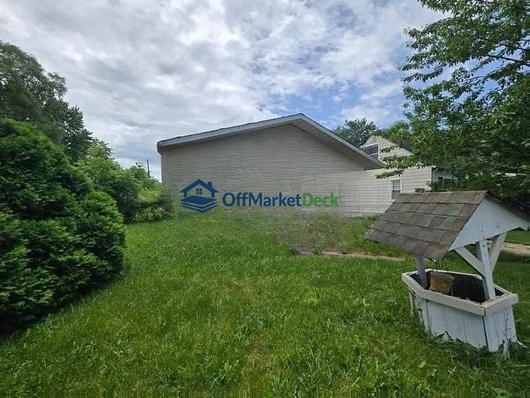Off-market house in Taylor, Michigan — 3 beds, 1 bath, $99,000 — photo 6 of 8
