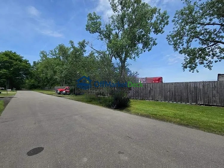 Off-market house in Taylor, Michigan — 3 beds, 1 bath, $99,000 — photo 3 of 8