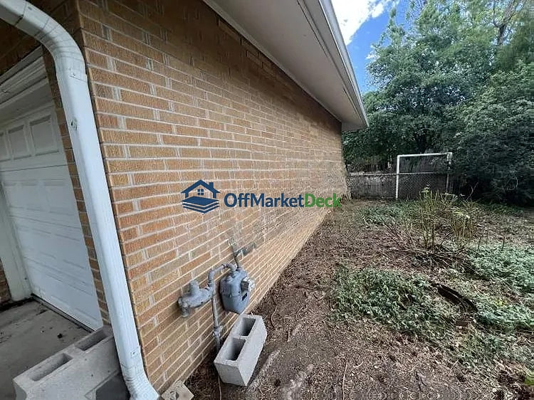 Off-market house in Lakewood, Colorado — 3 beds, 2 baths, $469,000 — photo 2 of 8