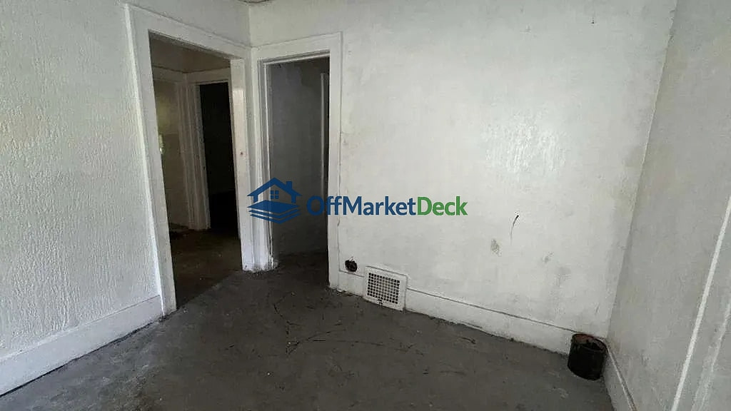 Off-market house in Detroit, Michigan — 4 beds, 2 baths, $22,900 — photo 6 of 8