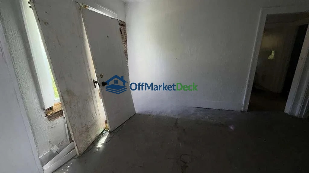 Off-market house in Detroit, Michigan — 4 beds, 2 baths, $22,900 — photo 5 of 8