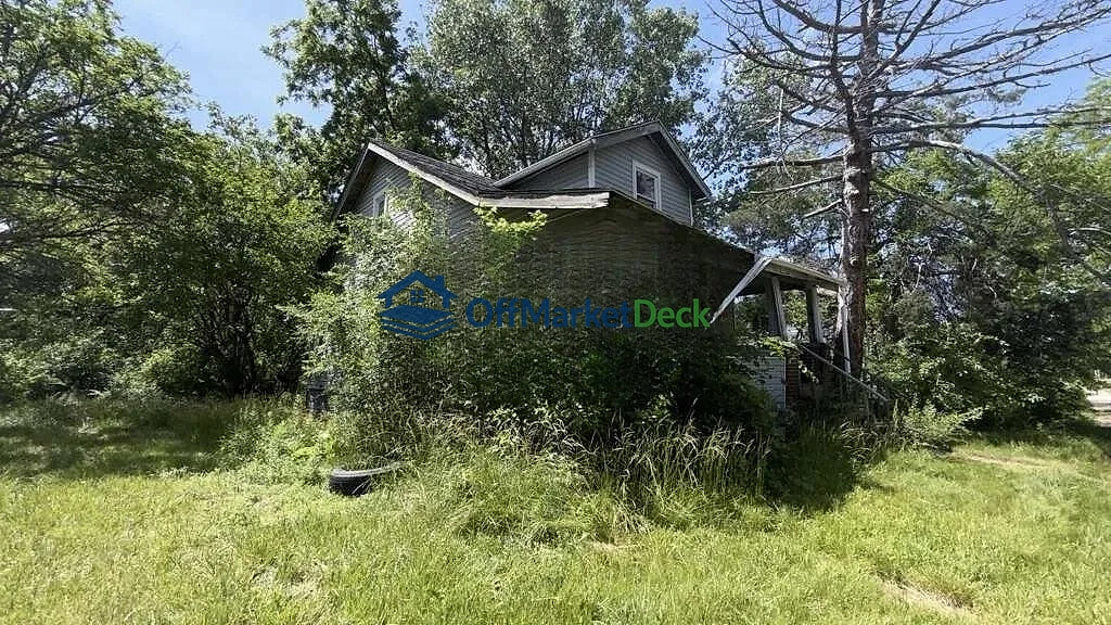 Off-market house in Detroit, Michigan — 4 beds, 2 baths, $22,900 — photo 2 of 8
