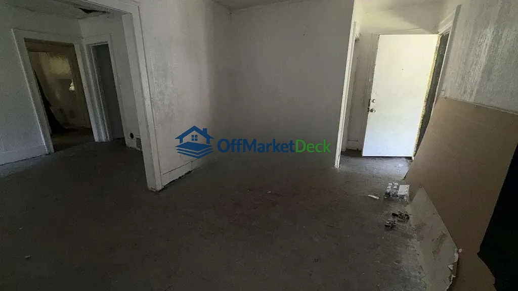 Off-market house in Detroit, Michigan — 4 beds, 2 baths, $22,900 — photo 3 of 8
