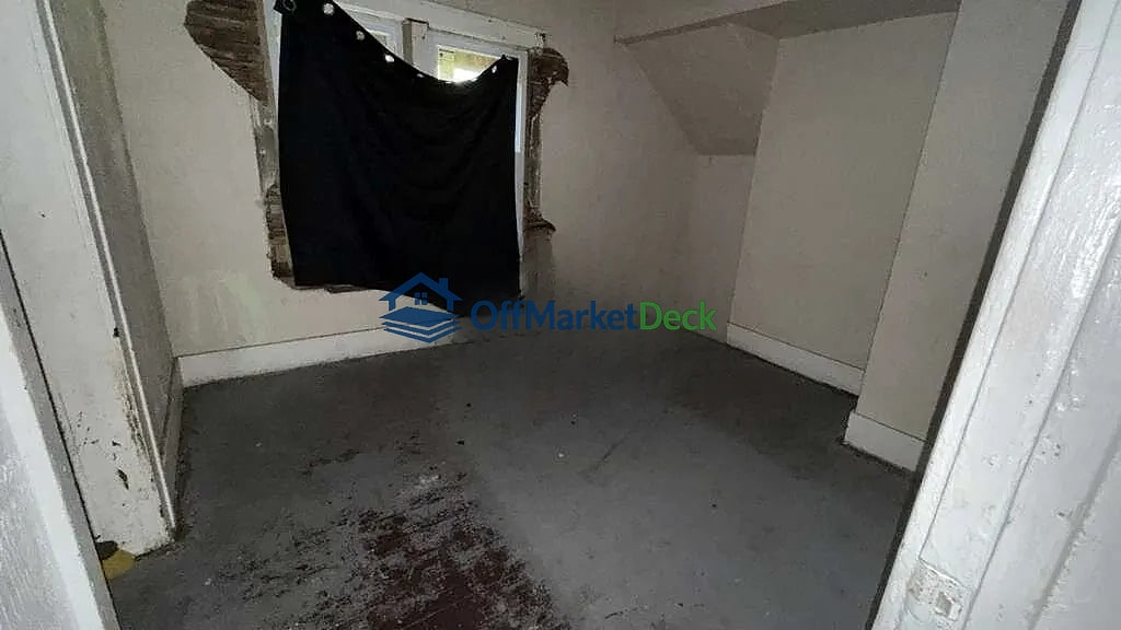 Off-market house in Detroit, Michigan — 4 beds, 2 baths, $22,900 — photo 7 of 8