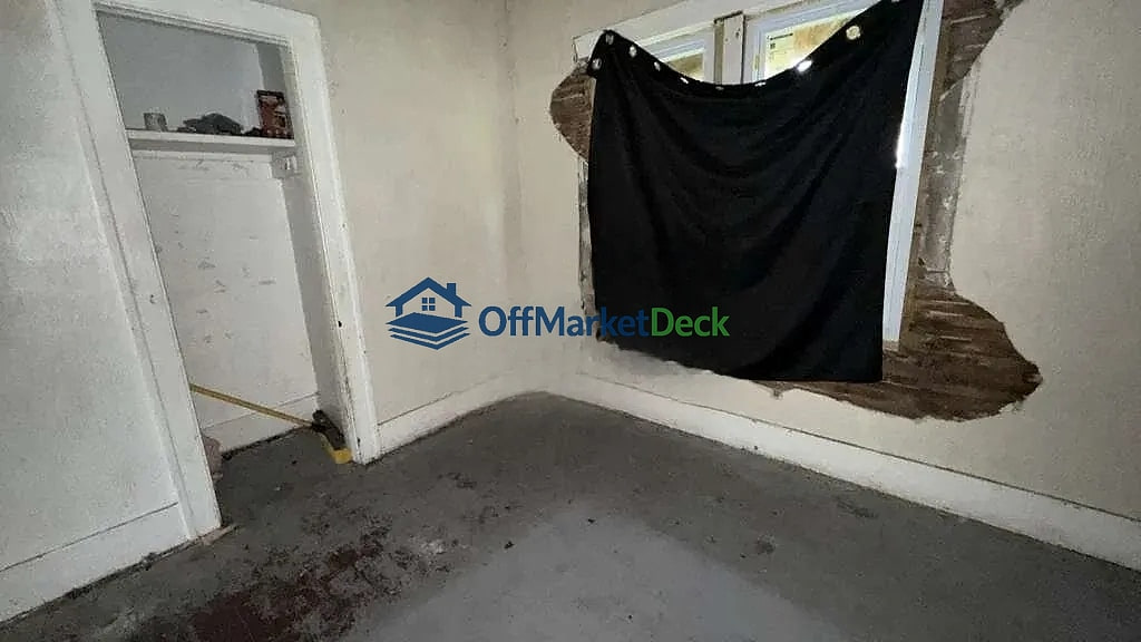 Off-market house in Detroit, Michigan — 4 beds, 2 baths, $22,900 — photo 8 of 8