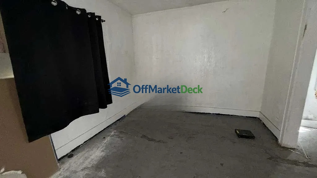 Off-market house in Detroit, Michigan — 4 beds, 2 baths, $22,900 — photo 4 of 8