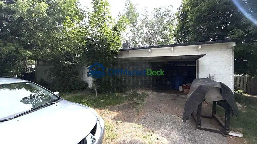 Off-market house in Warren, Michigan — 4 beds, 1 bath, $104,900 — photo 2 of 8