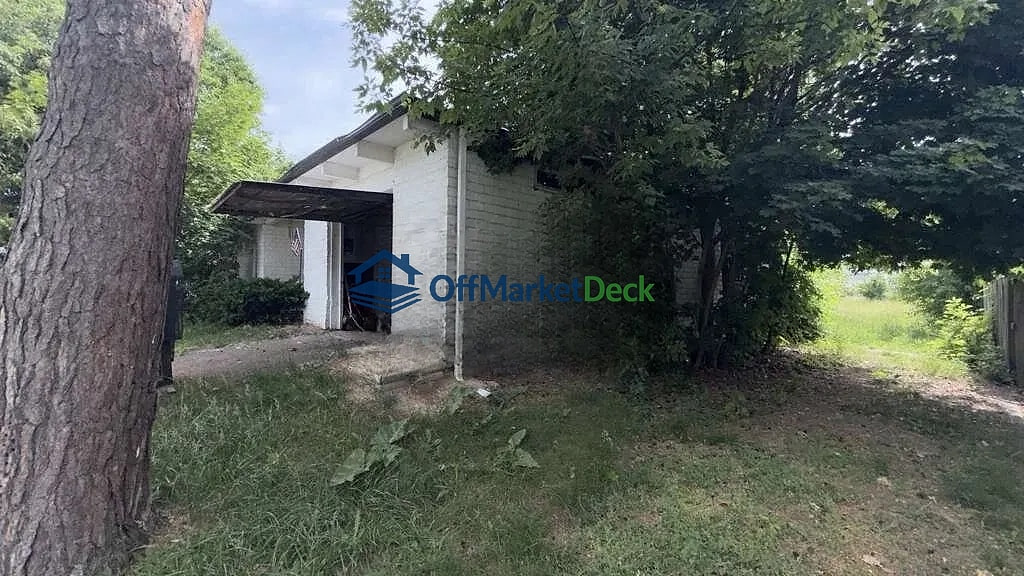 Off-market house in Warren, Michigan — 4 beds, 1 bath, $104,900 — photo 4 of 8