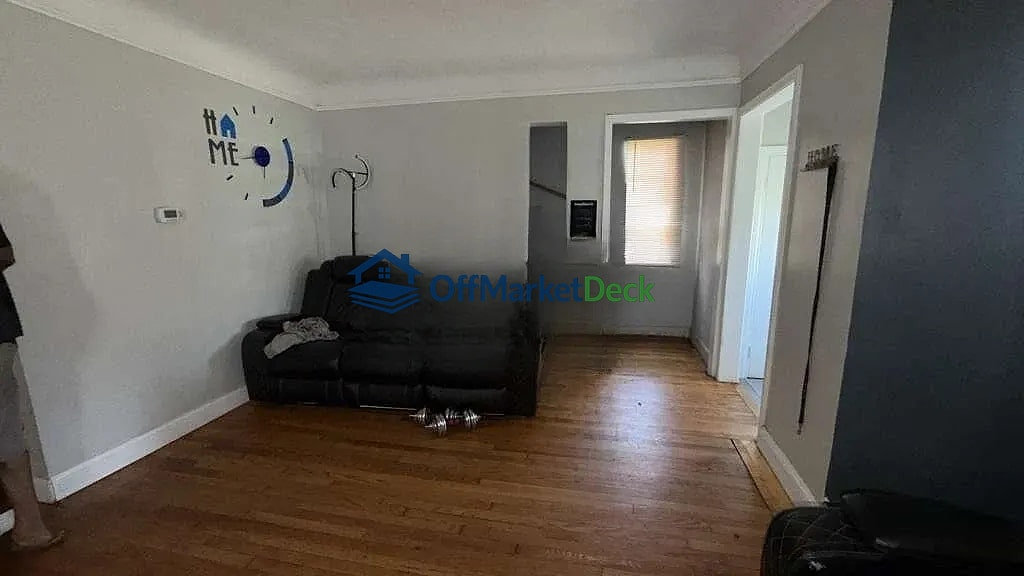 Off-market house in Detroit, Michigan — 3 beds, 1.5 baths, $143,900 — photo 5 of 8