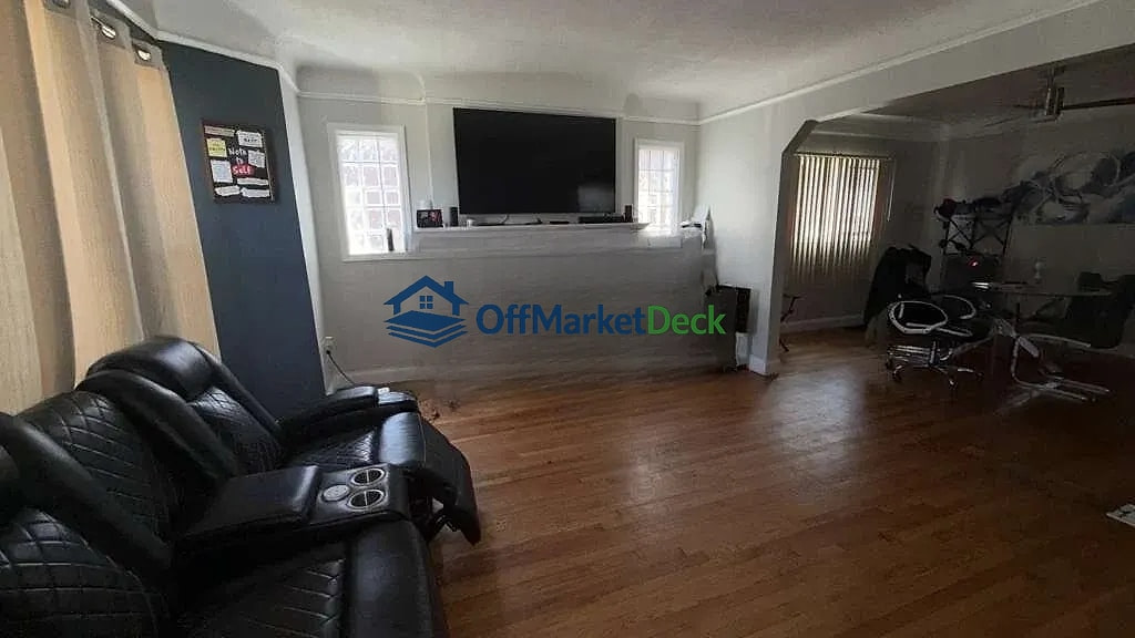 Off-market house in Detroit, Michigan — 3 beds, 1.5 baths, $143,900 — photo 4 of 8