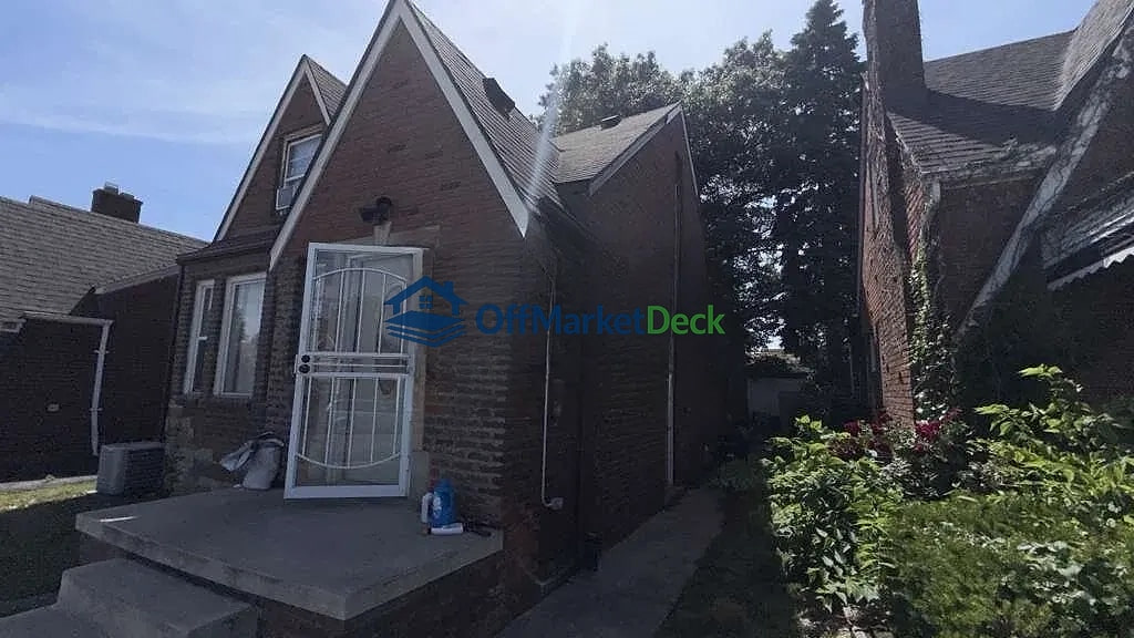 Off-market house in Detroit, Michigan — 3 beds, 1.5 baths, $143,900 — photo 3 of 8