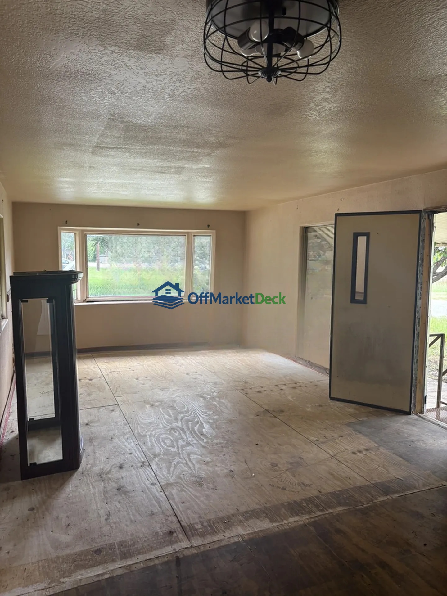 Off-market mobile in Granbury, Texas — 1 bed, 1 bath, $60,000 — photo 2 of 8
