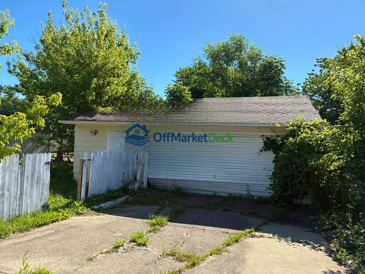 Off-market house in Elyria, Ohio — 3 beds, 1.5 baths, $144,900 — photo 5 of 8