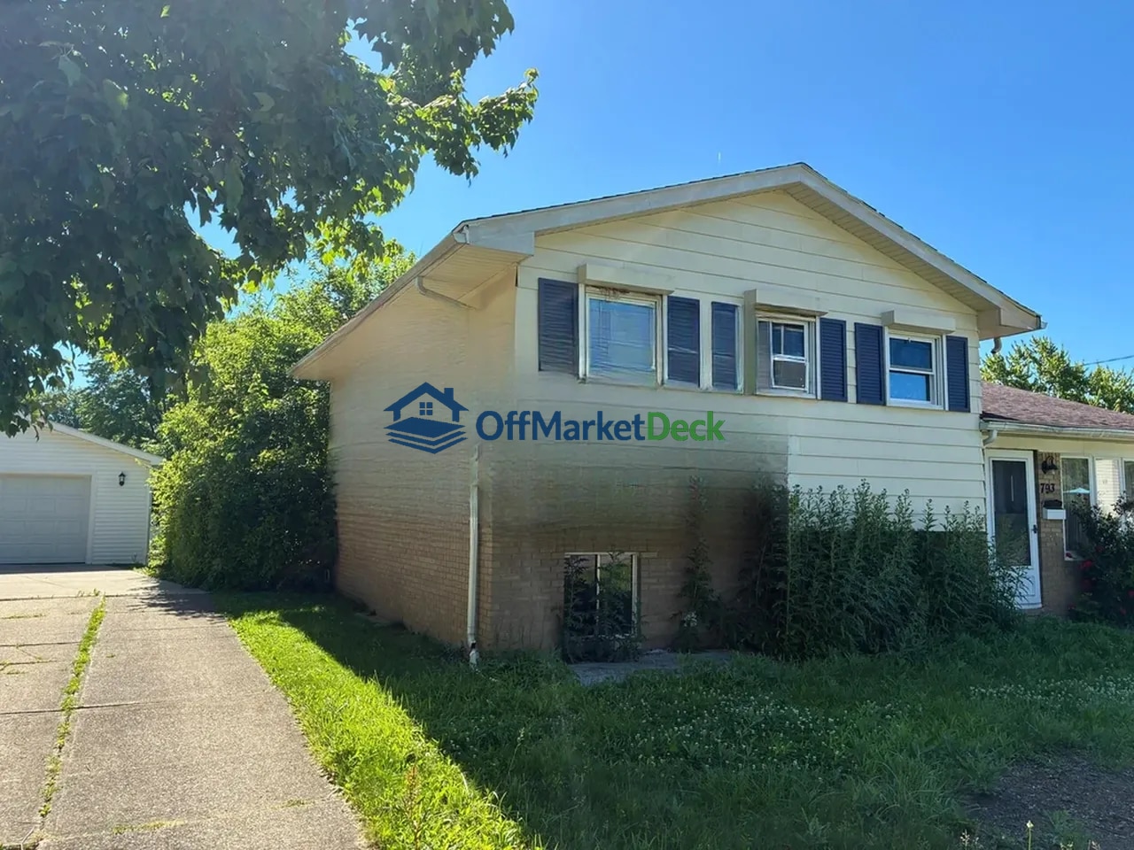 Off-market house in Elyria, Ohio — 3 beds, 1.5 baths, $144,900 — photo 3 of 8
