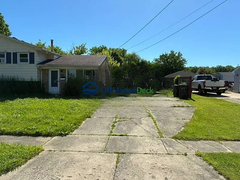 Off-market house in Elyria, Ohio — 3 beds, 1.5 baths, $144,900 — photo 2 of 8