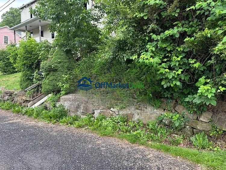 Off-market house in Lonaconing, Maryland — 3 beds, 1 bath, $27,050 — photo 2 of 8