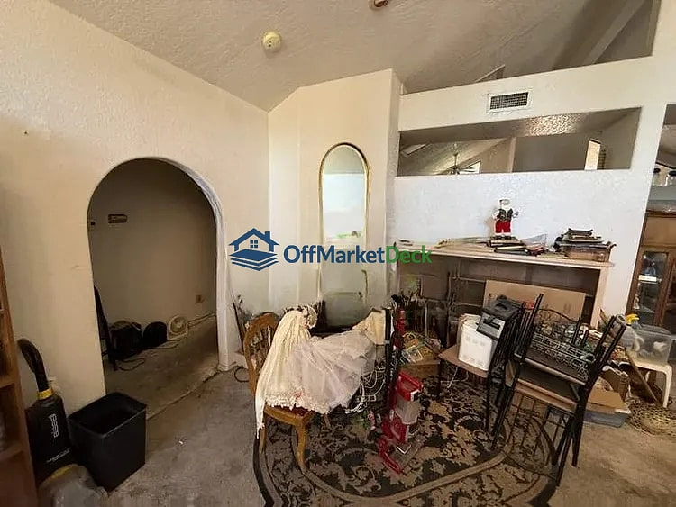 Off-market house in Clarkdale, Arizona — 3 beds, 2 baths, $360,000 — photo 6 of 8