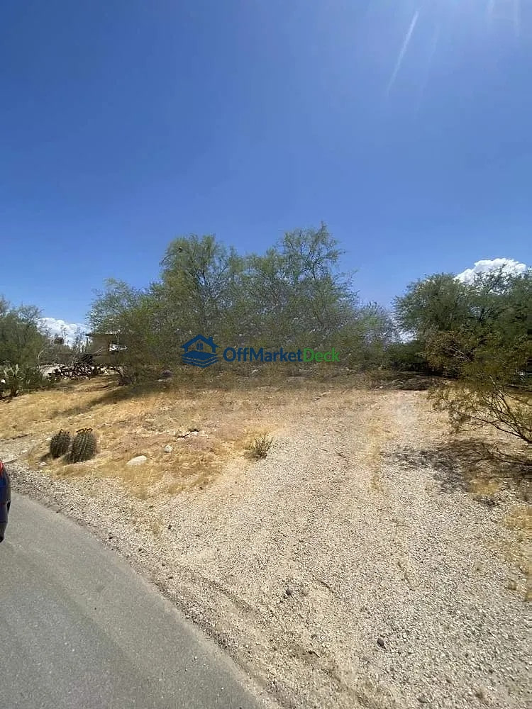 Off-market house in Tucson, Arizona — 4 beds, 2 baths, $365,000 — photo 2 of 8
