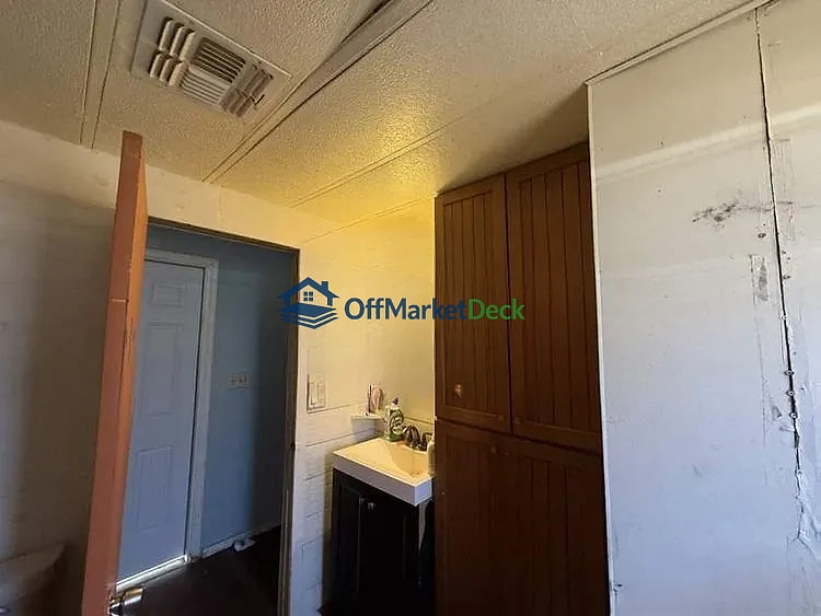 Off-market house in Tempe, Arizona — 3 beds, 1 bath, $19,900 — photo 5 of 8