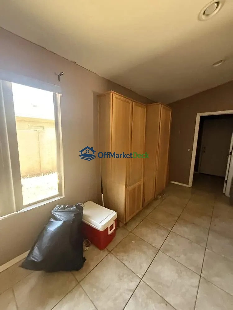 Off-market house in Mesa, Arizona — 3 beds, 2 baths, $344,900 — photo 6 of 8