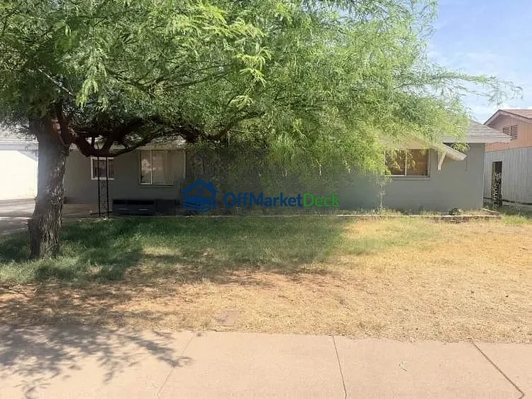Off-market house in Phoenix, Arizona — 3 beds, 2 baths, $249,900 - Blurred background Image
